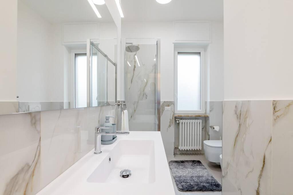 Luxury 1 Bedroom Apartment, Close To San Siro, Fiera And 10 Min Metro To Duomo Милан Экстерьер фото
