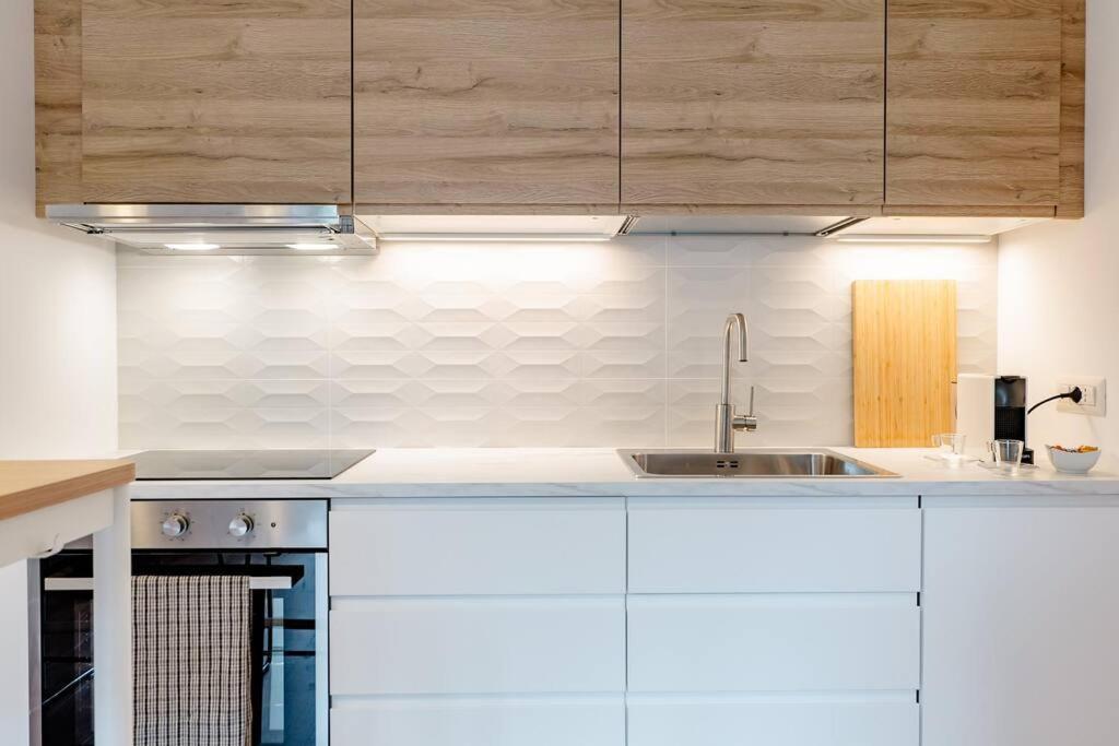 Luxury 1 Bedroom Apartment, Close To San Siro, Fiera And 10 Min Metro To Duomo Милан Экстерьер фото