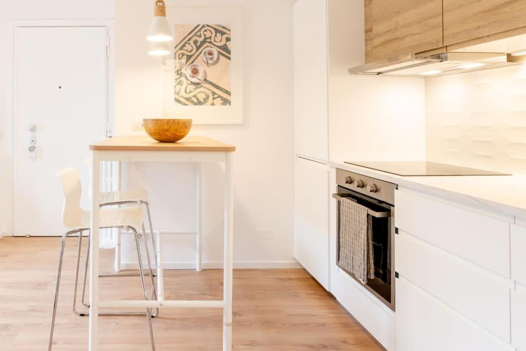 Luxury 1 Bedroom Apartment, Close To San Siro, Fiera And 10 Min Metro To Duomo Милан Экстерьер фото