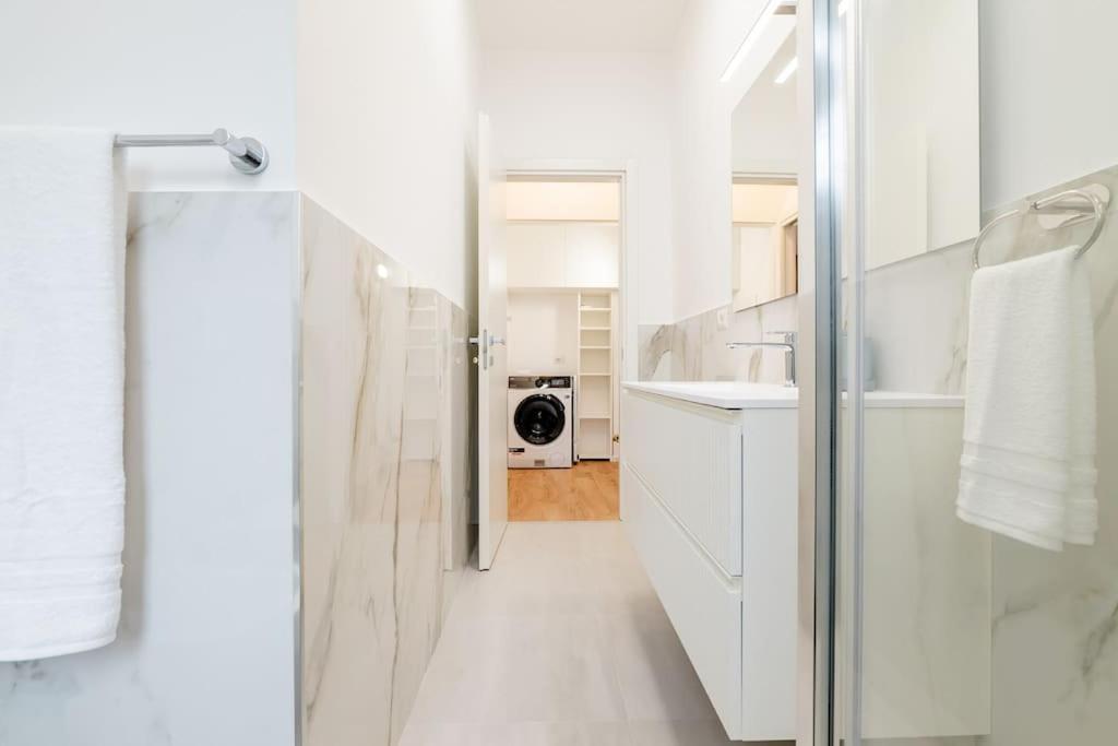 Luxury 1 Bedroom Apartment, Close To San Siro, Fiera And 10 Min Metro To Duomo Милан Экстерьер фото