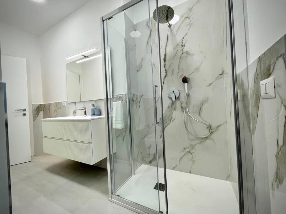 Luxury 1 Bedroom Apartment, Close To San Siro, Fiera And 10 Min Metro To Duomo Милан Экстерьер фото